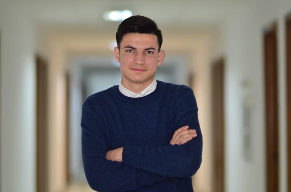 Patru lecturi despre educație. De la elevul exmatriculat din Seminarul Teologic pentru că a cerut școală online, la povestea celui mai tânăr consilier de la Primăria din Câmpulung Muscel
