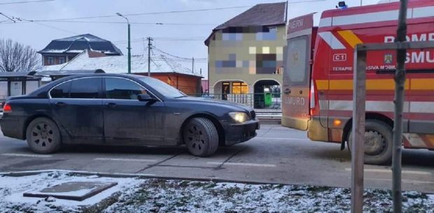 Salvatorii nu pot scoate targa din ambulanță, ca să preia un pacient în comă, în Arad. Un șofer a parcat „câteva secunde” chiar lângă portiere
