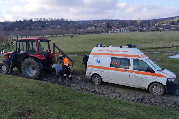 Ambulanță blocată în noroi, în Vaslui, în drum spre o pacientă cu simptome COVID-19. Primăria comunei a trimis un tractor să rezolve situația