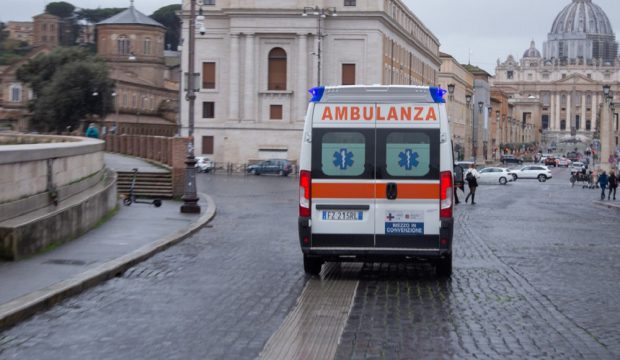 Un român din Italia a murit la spital, la câteva ore după ce a fost găsit agonizând pe stradă