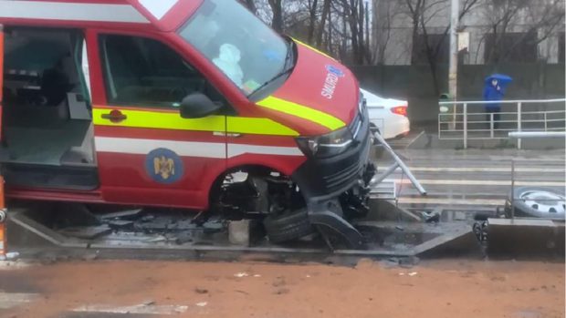 O ambulanță SMURD a intrat în plin într-un refugiu de tramvai, în București. Trei victime, toate trei duse la spital