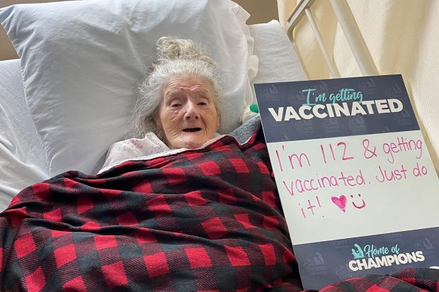 O femeie de 112 ani a fost vaccinată anti Covid sub privirile fiului ei în vârstă de 84 de ani