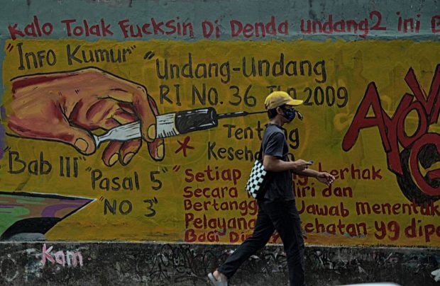 Strategia neobișnuită de vaccinare a Indoneziei, ”tinerii și influencerii mai întâi”, stârnește uimire și critici. Care este explicația