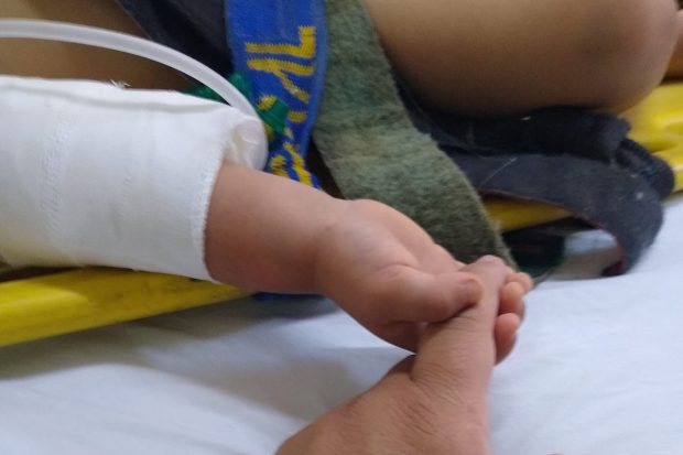 Un bebeluș rămas orfan strânge mâna paramedicului care l-a salvat din accidentul în care și-a pierdut părinții