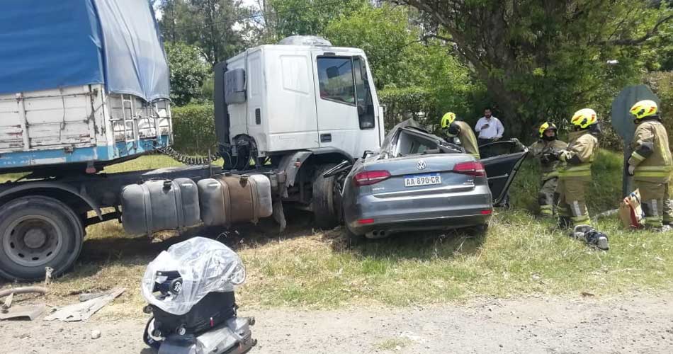 Un bebeluș rămas orfan strânge mâna paramedicului care l-a salvat din accidentul în care și-a pierdut părinții