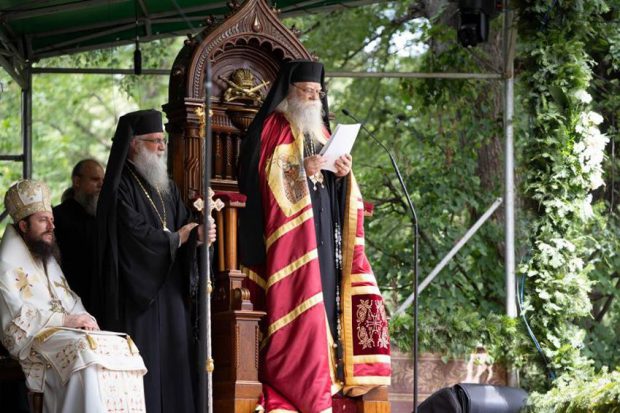 Arhiepiscopul Sucevei şi Rădăuţilor: Preoţii prinşi că „citesc viitorul” prin „deschiderea cărţii” riscă să fie daţi afară