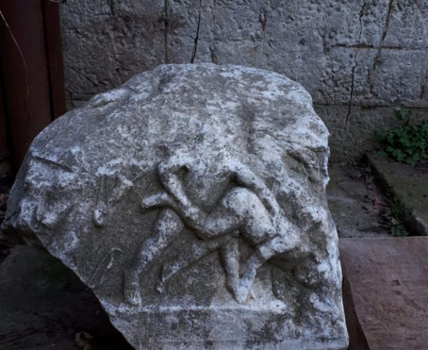 O bucată de sarcofag roman, găsită în curtea unui bărbat din Constanța