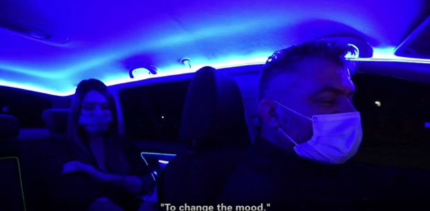 VIDEO | Un şofer de taxi din Grecia și-a transformat mașina într-un club de noapte: Pasagerii erau mereu stresaţi și cu moralul la pământ