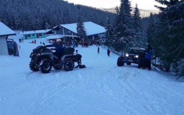 VIDEO | Doi oameni au primit amendă, după ce au intrat cu ATV-urile pe pârtia de schi de la Șureanu, spre indignarea turiștilor