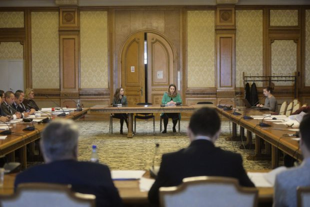 Președintele CNA, chemat marți la Parlament după scandalul Revelionului de la TVR cu „Vacanța Mare”
