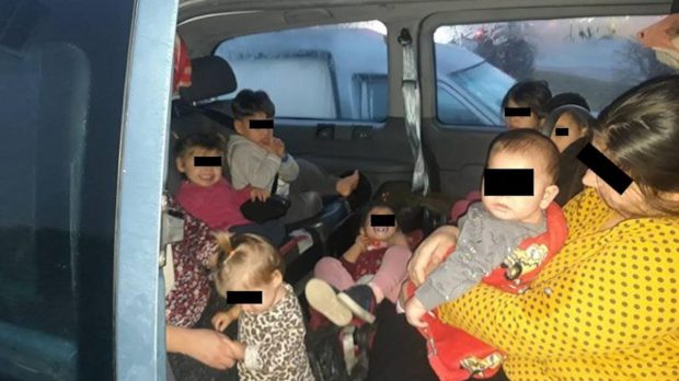 Șapte copii mici descoperiți într-o dubă care venea din Anglia în România. Vameșii austriezi l-au reținut pe șoferul român