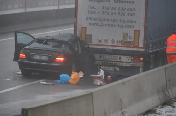 VIDEO / Adolescent român găsit inconștient într-un Mercedes înfipt sub un TIR, în Austria: „Mai e cineva înăuntru”