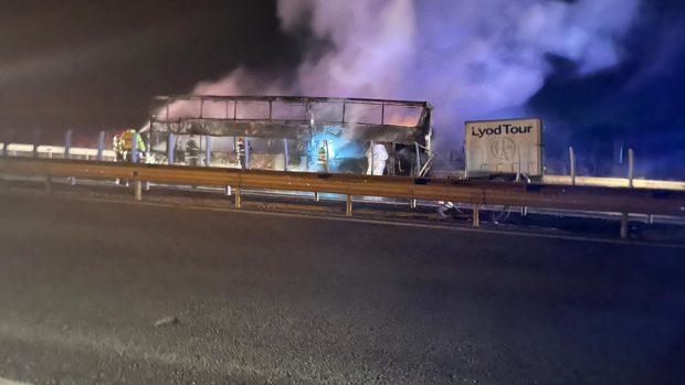 VIDEO | Un autocar plin cu pasageri, care venea din Franța, s-a făcut scrum pe A1. Nicio persoană nu a fost rănită