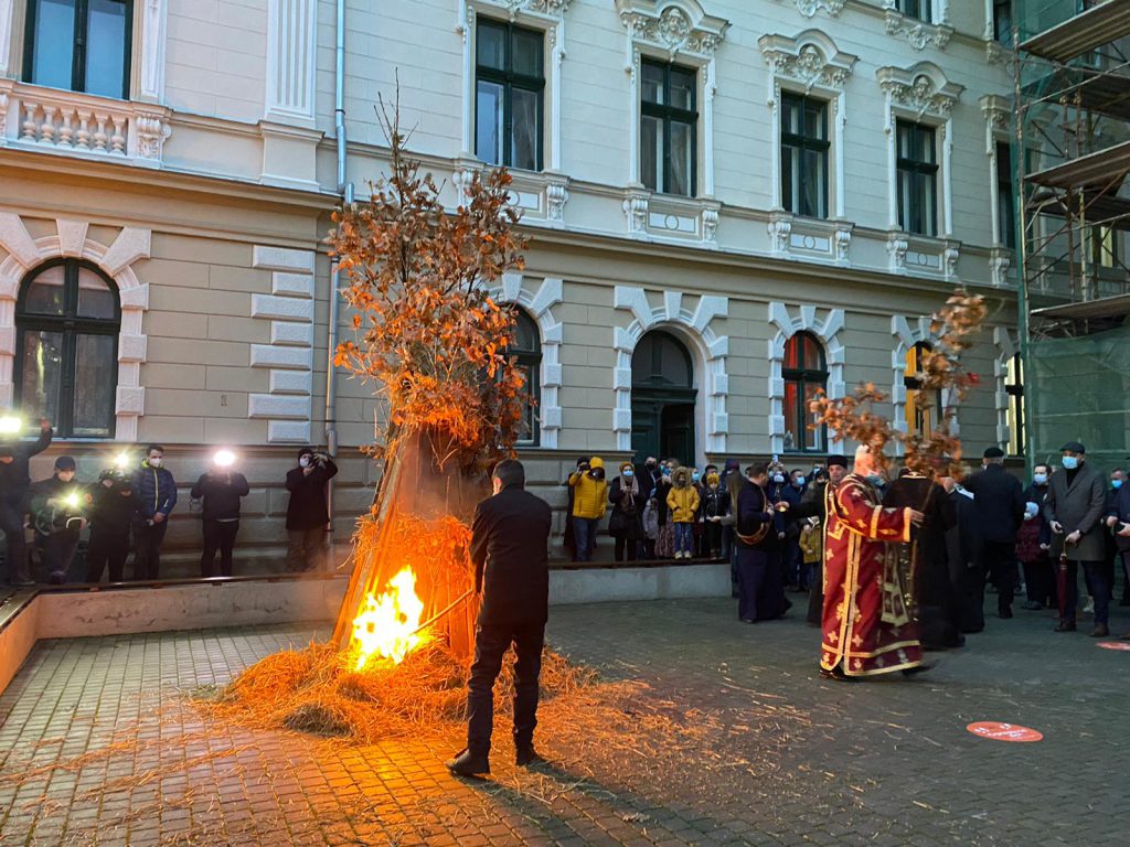 Încep sărbătorile pe rit vechi. Sârbii din Banat au aprins badnjak-ul în Ajunul Crăciunului