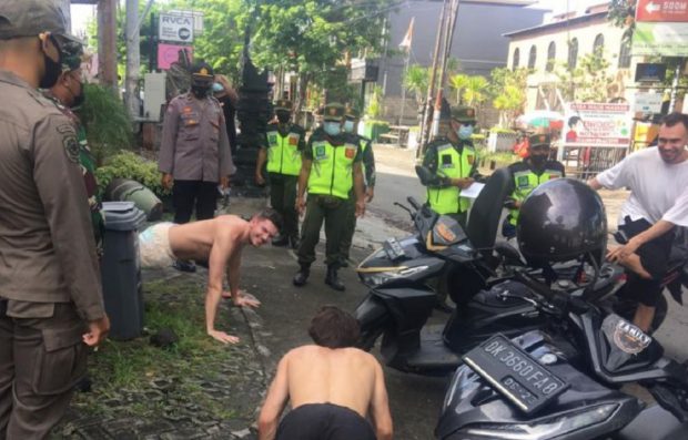 VIDEO | Turiștii străini prinși fără mască în Bali sunt pedepsiți pe loc: puși să facă flotări și genuflexiuni, pe stradă