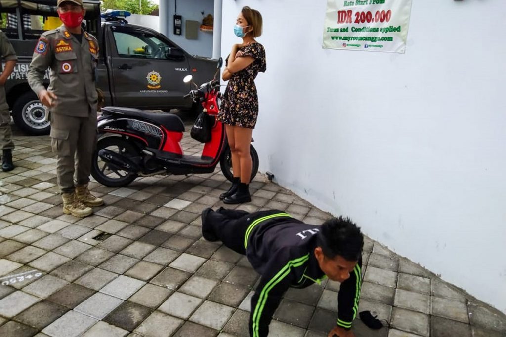 VIDEO | Turiștii străini prinși fără mască în Bali sunt pedepsiți pe loc: puși să facă flotări și genuflexiuni, pe stradă