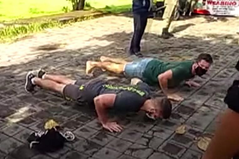 VIDEO | Turiștii străini prinși fără mască în Bali sunt pedepsiți pe loc: puși să facă flotări și genuflexiuni, pe stradă