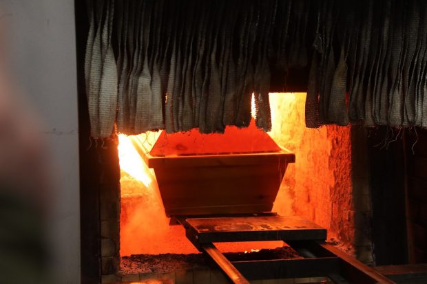 O bătrână a fost la un pas de a fi incinerată, deși se afla în viață. Cum a reușit să scape
