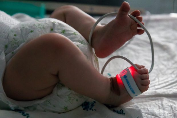 Un bebeluș a fost deconectat de la aparate, după doar 13 zile de viață. Mama copilului a murit la naștere
