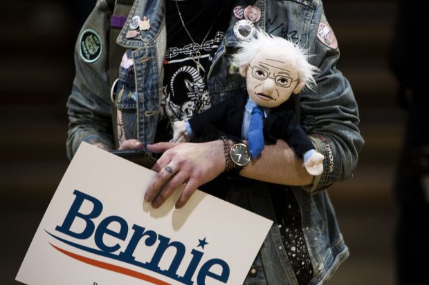 Păpușa Bernie Sanders, vândută cu 20.000 de dolari, după ce imaginea cu senatorul american la învestirea lui Biden a devenit virală