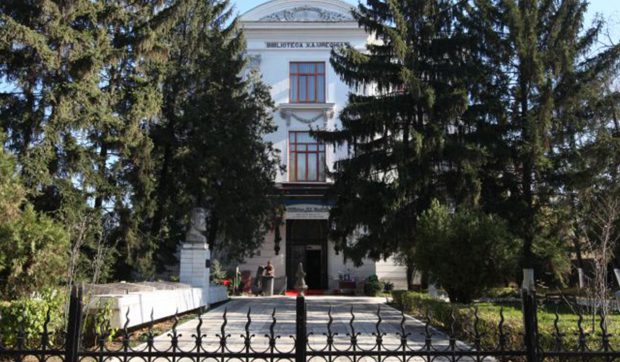 O bibliotecă din Galați vine în sprijinul oamenilor care nu pot să se programeze pentru vaccinul anti-COVID