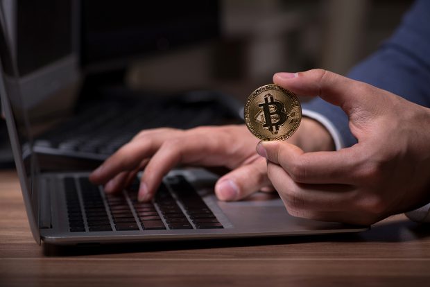 Un hacker român a fost reţinut pentru că a sustras criptomonede în valoare de 620.000 $ de la o firmă din Insulele Cayman