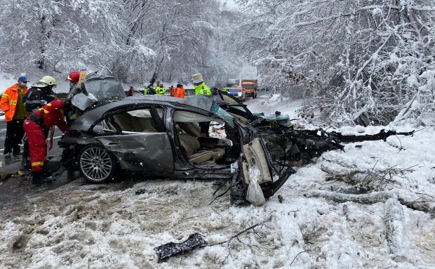 VIDEO / Trei bărbați morți în BMW-ul seria 7 cu volan pe dreapta care a aruncat un TIR cu butelii de oxigen într-o râpă, pe DN 7