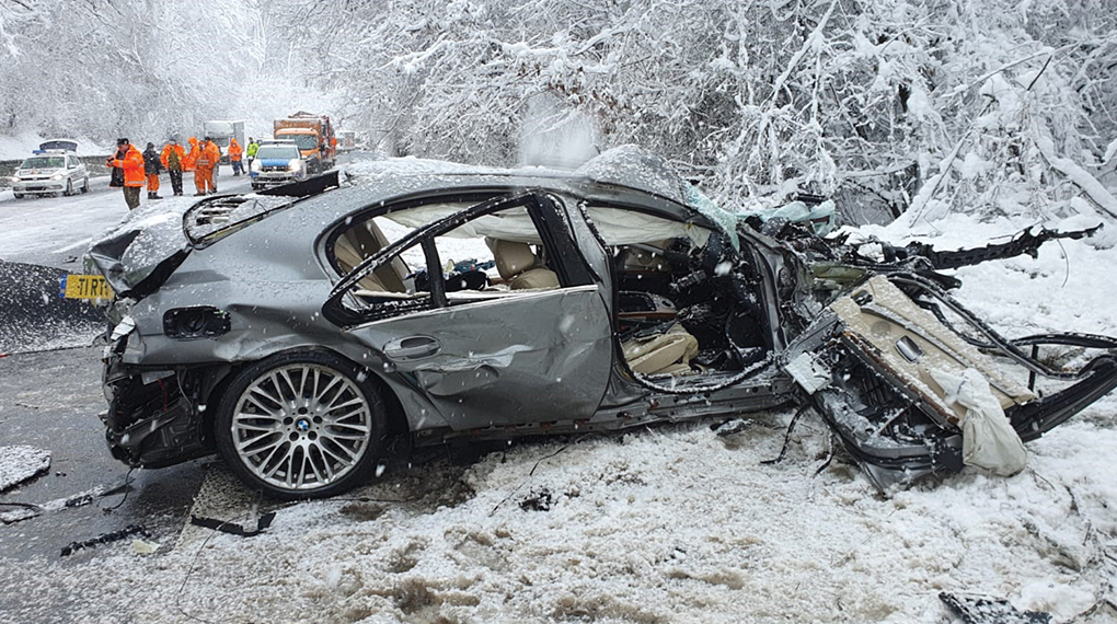 VIDEO / Trei bărbați morți în BMW-ul seria 7 cu volan pe dreapta, care a aruncat un TIR cu butelii de oxigen într-o râpă, pe DN 7