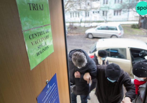 Centrul de vaccinare anti-COVID de la Bolintin-Vale, luat cu asalt de sute bucureșteni