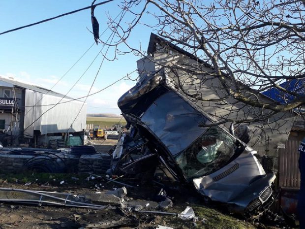 BMW 730d urcat pe un depozit, la Borcea, după ce a lovit în plin o altă mașină. Un tânăr a murit, alți doi oameni grav răniți