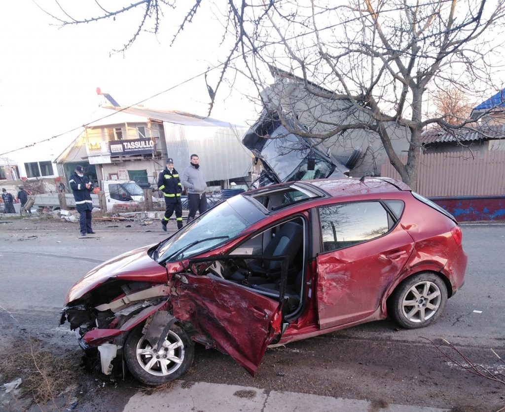 BMW 730d urcat pe un depozit, la Borcea, după ce a lovit în plin o altă mașină. Un tânăr a murit, alți doi oameni sunt grav răniți
