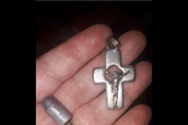 Un băiețel din Argentina a fost salvat ca prin miracol datorită colierului său cu crucifix, după ce a fost împușcat în pragul casei