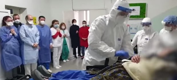 O bunică de 95 de ani din Timişoara a fos externată în aplauze, după ce a învins noul coronavirus