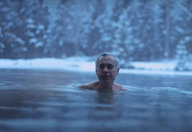 Videoclipul în care Călin Georgescu înota într-un lac de munte, la -6 grade, eliminat de YouTube: „încalcă Termenii și condițiile YouTube.”