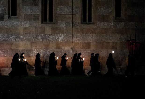 Călugări testați cu etilotestul, dimineața și seara, în Suceava. O femeie s-a plâns că bărbatul îi vine beat acasă de la mănăstire