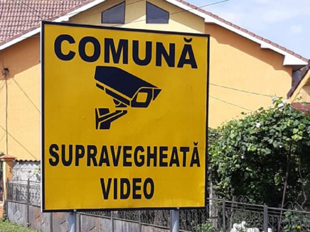 Dornic să scape de gunoaie, primarul unei localități din Gorj a montat camere video în copaci