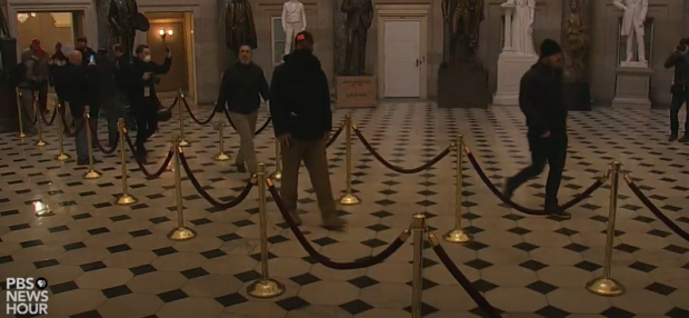 VIDEO | Momentul în care suporterii lui Donald Trump au rupt baricadele de securitate și au intrat în Capitoliul american