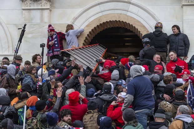 VIDEO | Imagini nemaivăzute din ziua asaltului de la Capitoliu arată cât de aproape au fost susținătorii lui Trump de politicienii din Congres