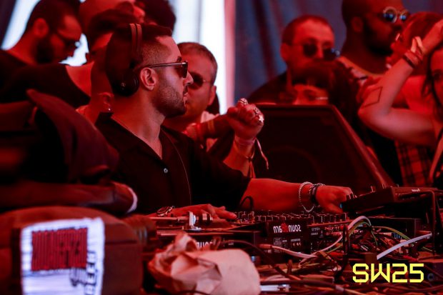 DJ-ul care a mixat 27 de ore și 40 de minute fără întrerupere la Sunwaves, în Mamaia, înjunghiat de tatăl lui în fața familiei
