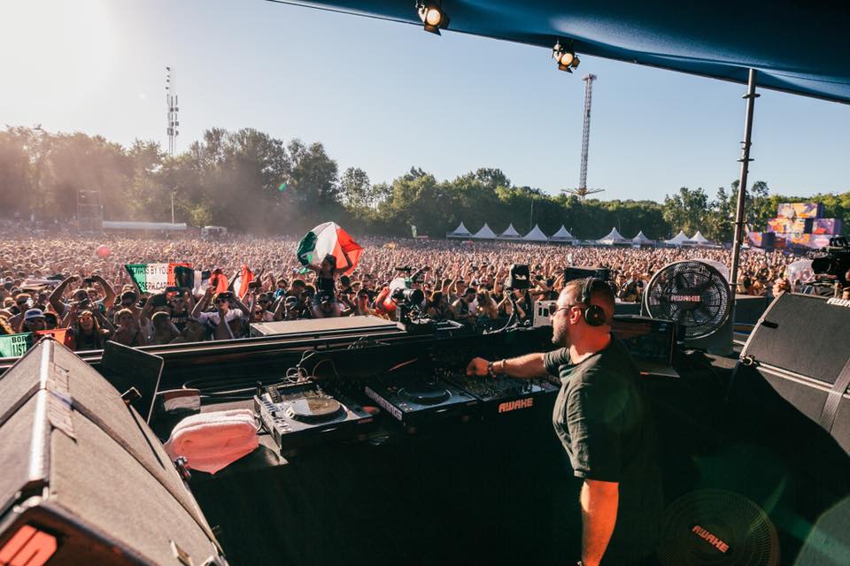 DJ-ul care a mixat 27 de ore și 40 de minute fără întrerupere la Sunwaves, în Mamaia, înjunghiat de tatăl lui, în fața familiei