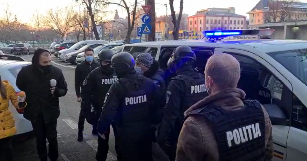 VIDEO | Cine este interlopul care a lovit cu maşina un cărucior în care se afla un bebeluş. Individul este unul dintre cei mai mari bătăuși din București