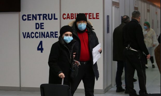 După ce „categoriile esențiale” și-au dedicat 340 de centre de vaccinare, profesorii, vârstnicii și  bolnavii nu mai găsesc locuri și doze