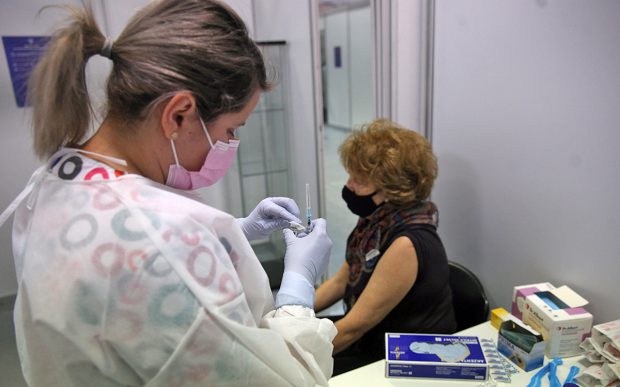 Marți începe administrarea celei de-a treia doze de ser anti-COVID. Primul vaccinat, managerul Institutului „Matei Balș”