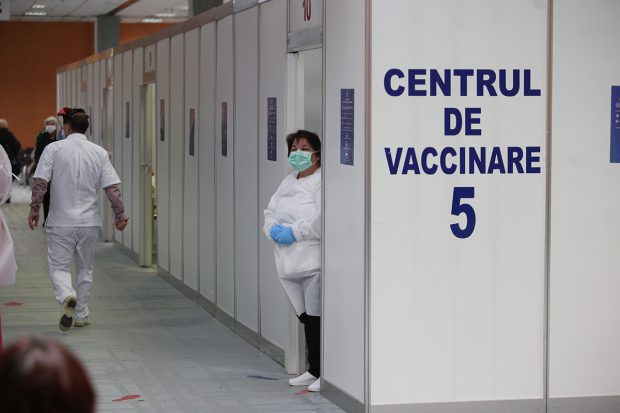 La ritmul actual de vaccinare, România va atinge ținta de a imuniza 70% din populația adultă abia în decembrie 2022. Restul statelor UE stau și mai rău