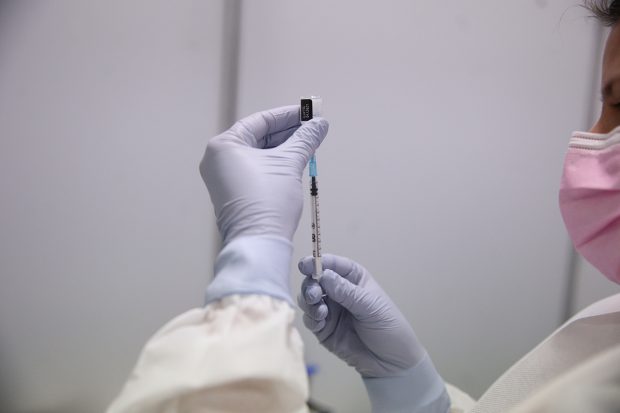 Prima sancțiune a Ministerului Sănătății, după controlul demarat în centrele de vaccinare. 5.000 de lei pentru coordonatorul centrului din Rădăuți, unde 563 de persoane s-au vaccinat înainte de a fi eligibile