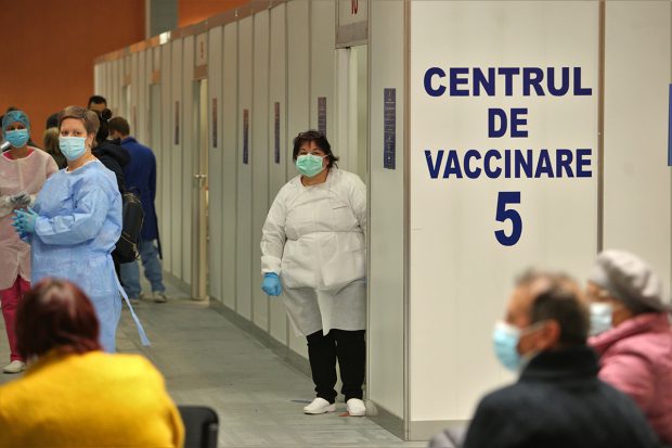 Ponderea lucrătorilor esențiali în programările la vaccinare a crescut de la 22% la 36%. Vârstnicii, scădere cu aproape 20%