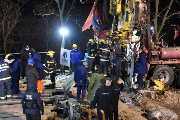 12 mineri prinși sub pământ de 7 zile, după o explozie la o mină de aur, sunt încă în viață, afirmă oficiali chinezi