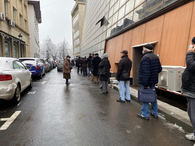 Coadă la impozite, în prima zi de plată din 2021 la Timișoara. Din cauza restricțiilor, funcționează doar două casierii din șase