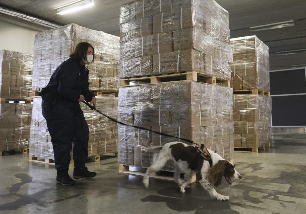 Poliția din Grecia a capturat peste 300 de kilograme de cocaină în centrul orașului Salonic. Trei persoane au fost arestate