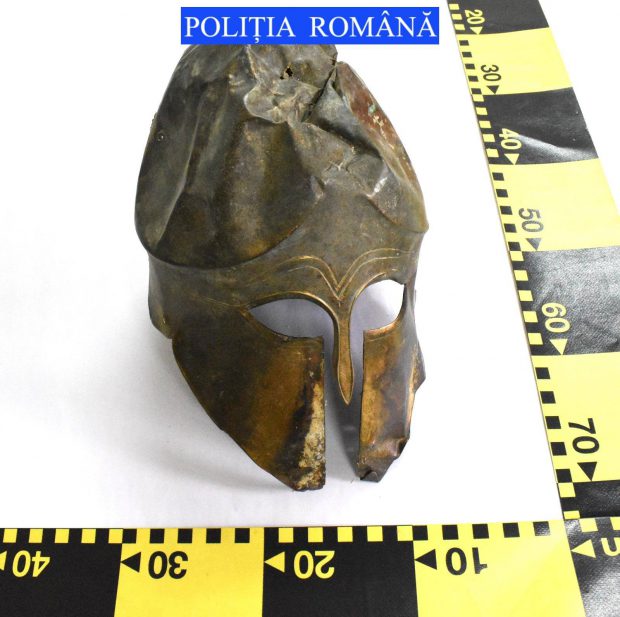 Un coif corintic vechi de 2.500 ani, găsit de poliţişti în urma unor percheziţii în județul Iași. ”O piesă asemănătoare s-a vândut cu 11.500 de euro”